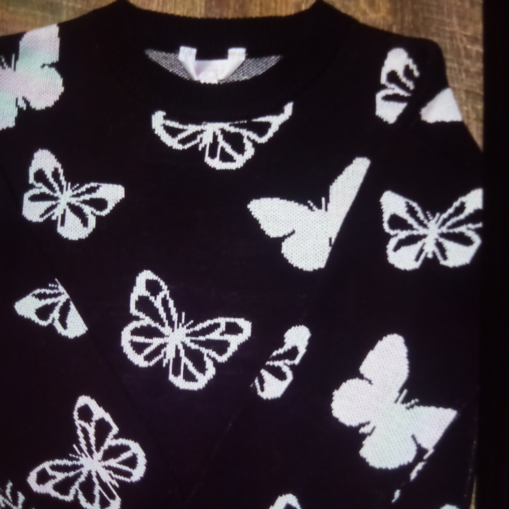No boundaries Xtra small brown sweater with butterflies